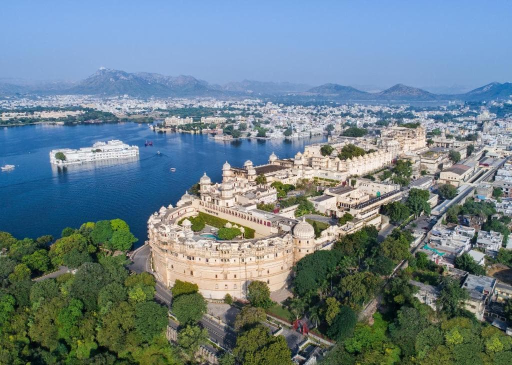 Udaipur Sightseeing Tour Image 1